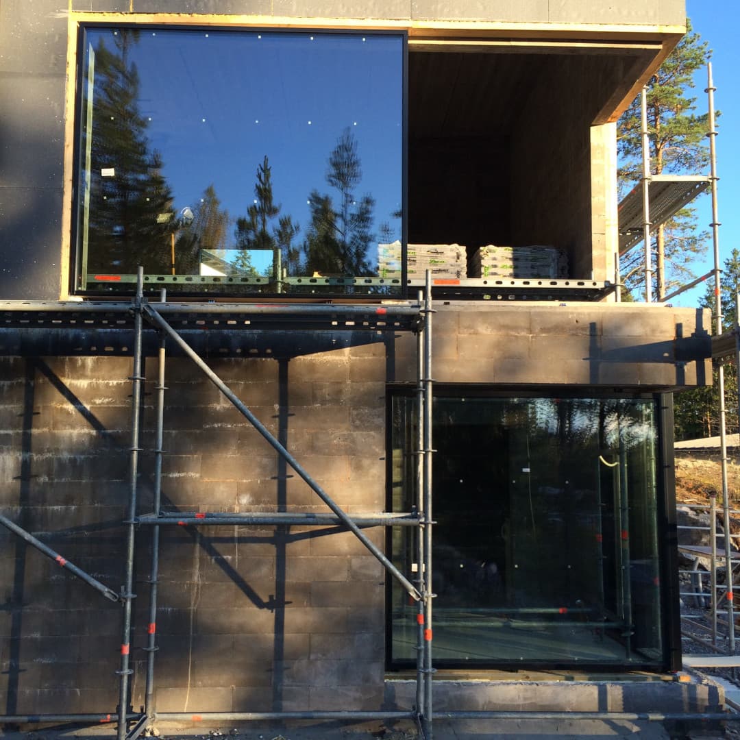 <p data-block-key="kjzz6">Suuret ja painavat ikkunat vaativat erikoisosaamista nosto- ja asennustöiden suhteen. (Kuva: Jenna Järvinen, Instagram: @talo_jj)</p>