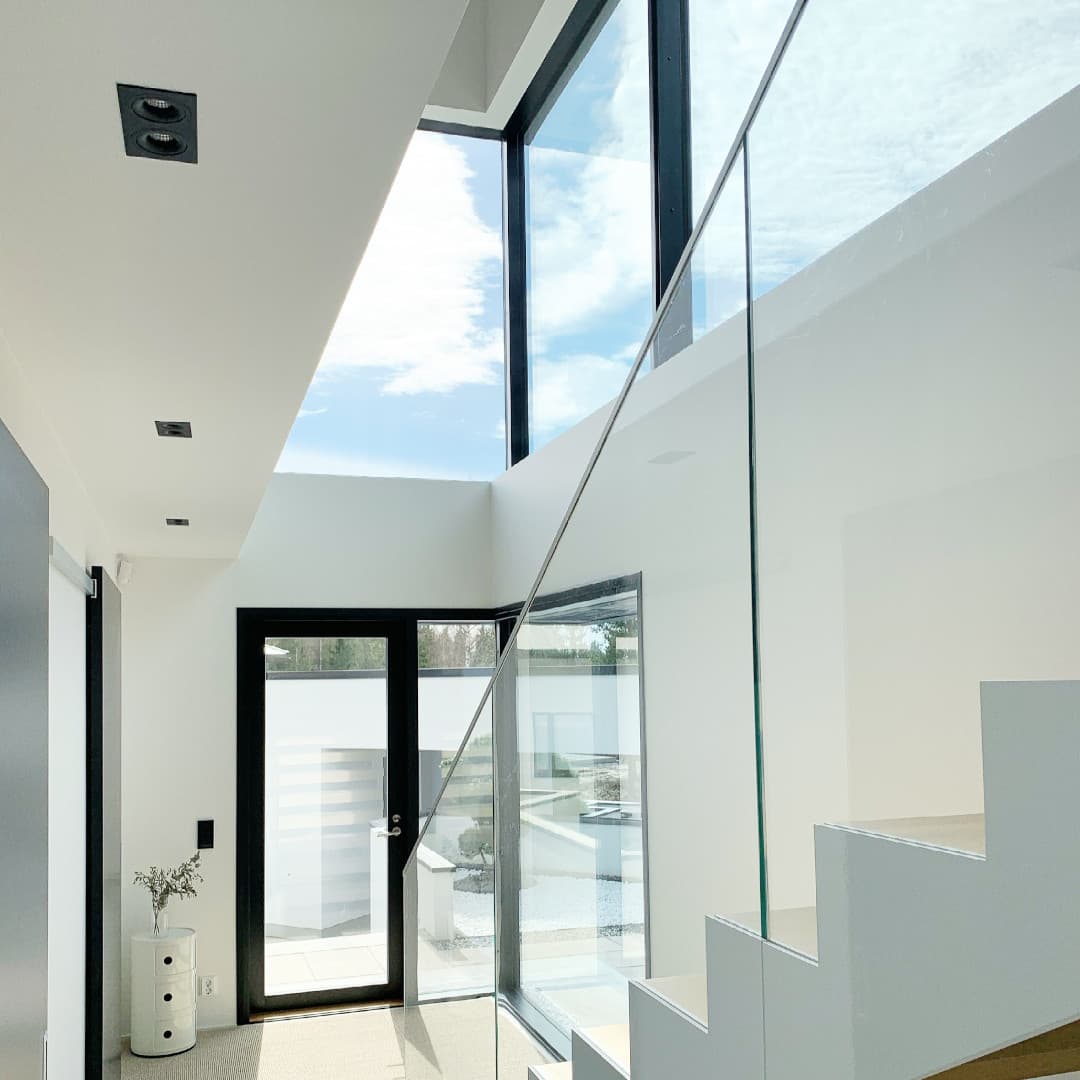 <p data-block-key="wbpzm">Huolellisesti suunniteltu kulmaikkuna on näyttävä arkkitehtoninen ratkaisu ja tuo tilaan runsaasti luonnonvaloa. (Kuva: Jenna Järvinen, Instagram: @talo_jj)</p>