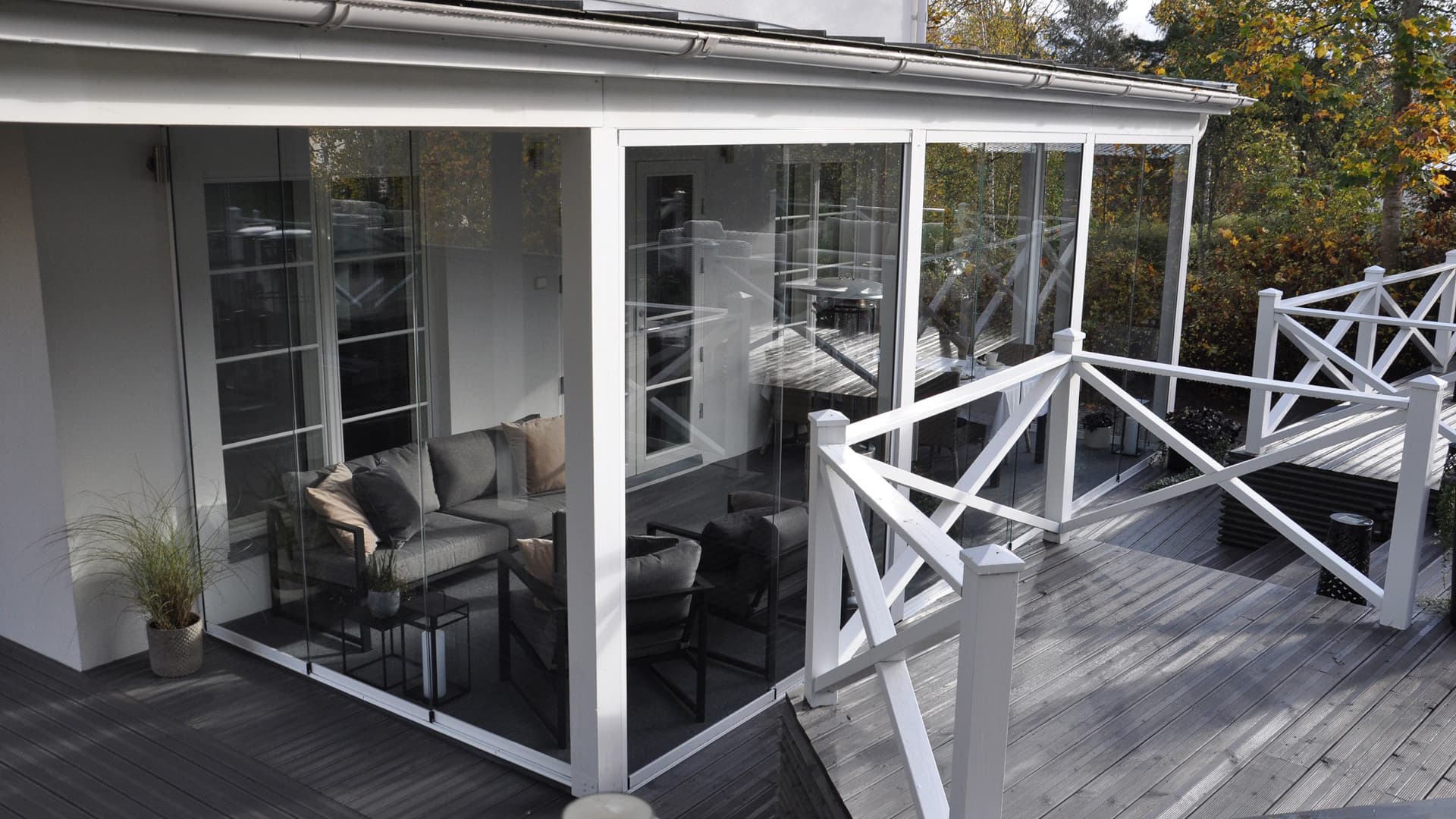 Puhtaalla terassilla on ilo oleskella ja nauttia terassilasituksen eduista.