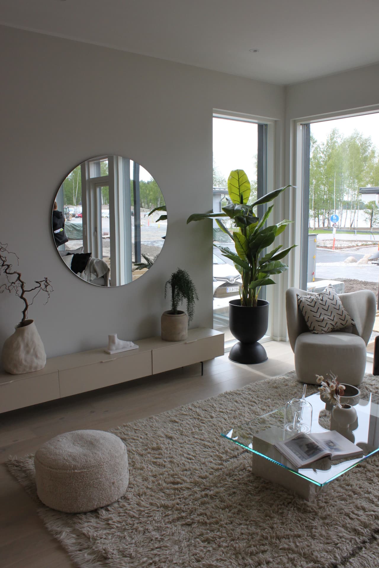 <p data-block-key="b1bx9">Kehyksetön pyöreä peili ei vie huomiota, mutta tuo tilaan lisää valoa ja avaruutta.</p>