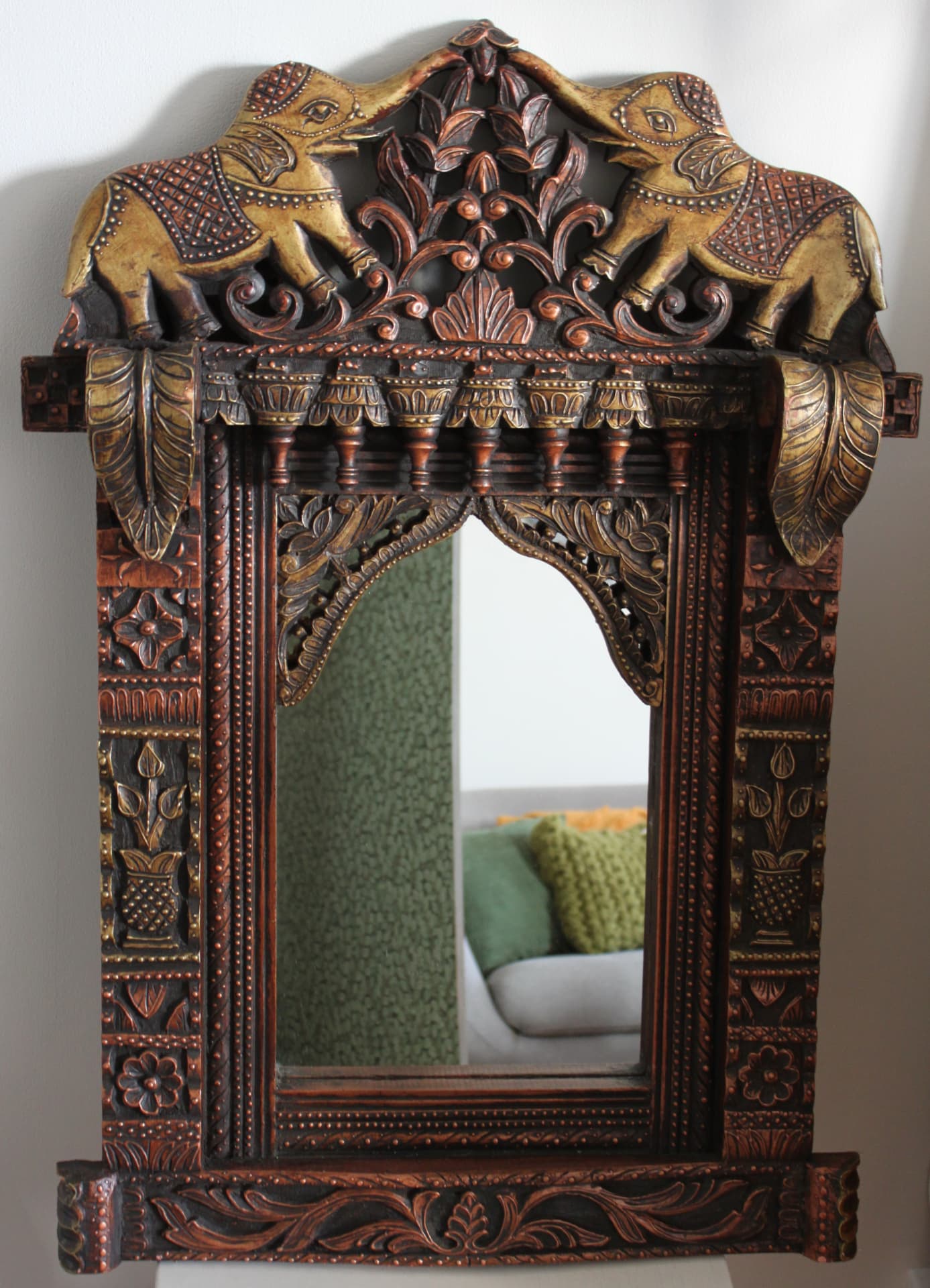 <p data-block-key="fswul">Koristeellisin kehyksin varustettu peili voi olla kuin taideteos. Tämä näyttävä peili on Tori-löytö.</p>