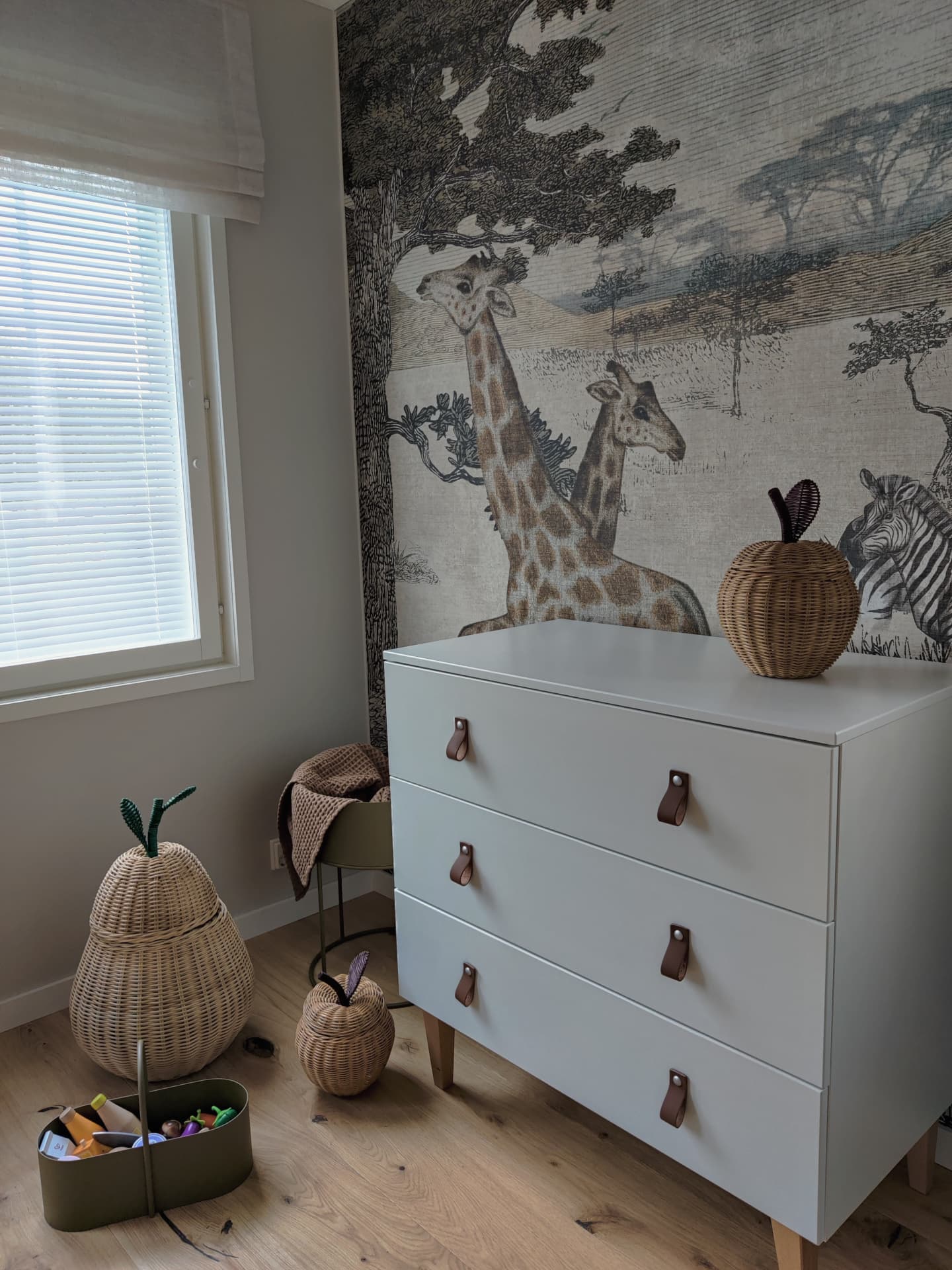 <p data-block-key="j8dsk">Hauskat hedelmänmuotoiset rottinkikorit helpottavat lastenhuoneen järjestyksenpitoa.</p>