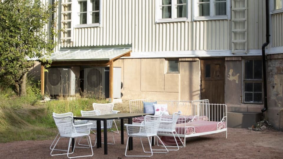 Tavalliseen omakotitaloon riittää yksi ilma-vesilämpöpumppu ulkoyksikköineen, mutta Villa Ljungbo on niin suuri, että niitä tarvitaan tuplaten.