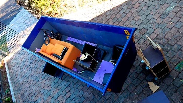 Saako taloyhtiön roskalavaa tonkia aarteiden toivossa?