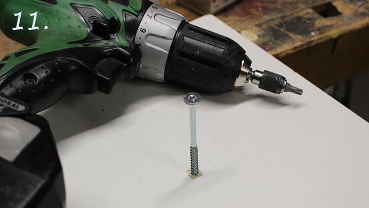 <p data-block-key="pmq1v">Käytä kiinnitykseen vähintään 50 mm pitkää ruuvia. Muista, että liian paksu ruuvi halkaisee rungon. (Kuva Sari Nieminen)</p>