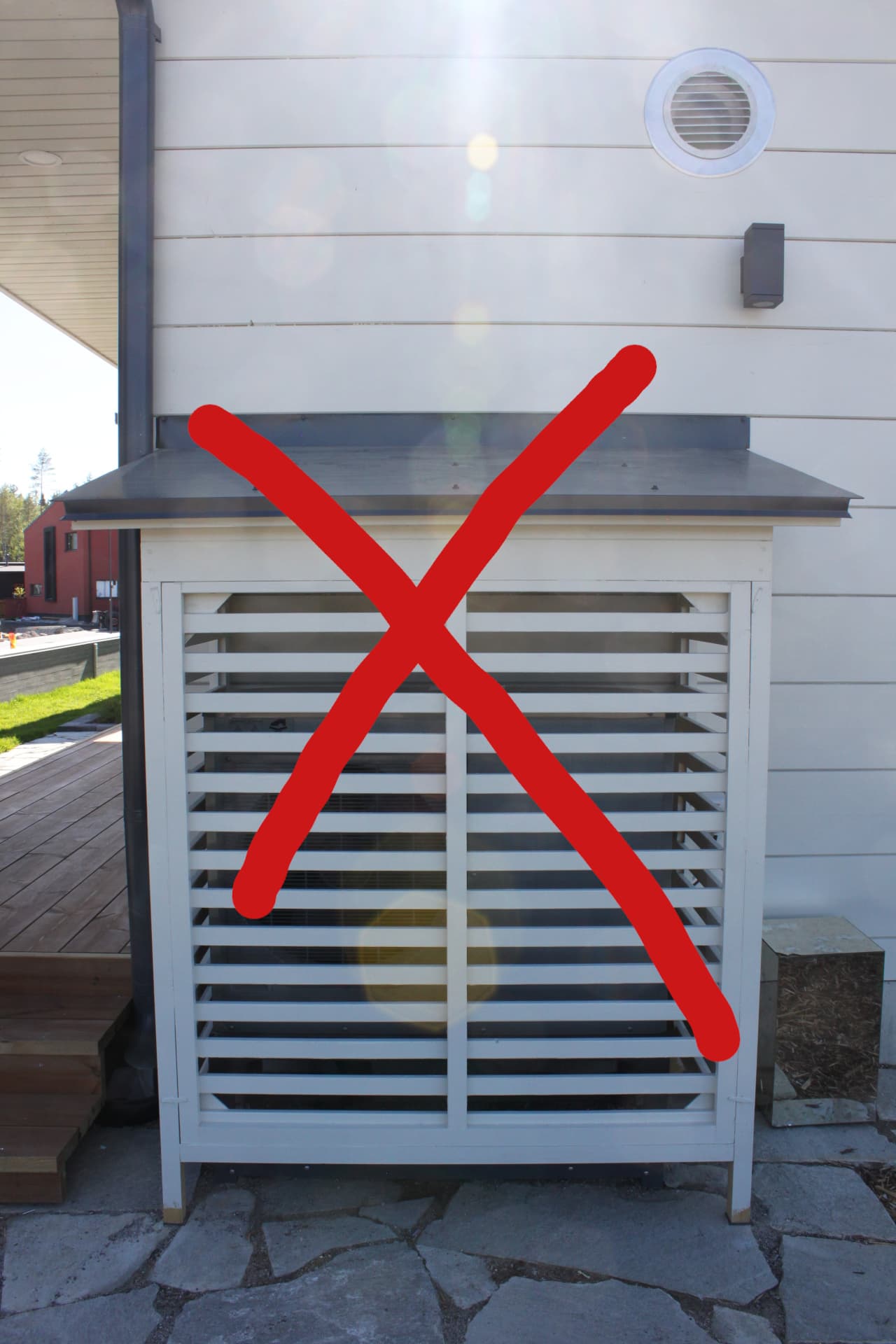 <p data-block-key="hkvfr">Tiivis suojakehikko voi huonontaa lämpöpumpun hyötysuhdetta merkittävästi, jos ilma ei pääse kiertämään ulkoyksikön ympärillä kunnolla.</p>