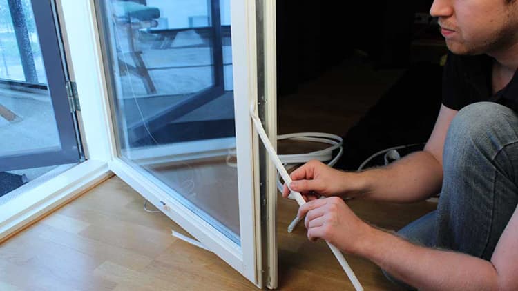 <p data-block-key="gsh6s">1. Joskus vanhat uratiivisteet on niitattu kiinni oveen tai ikkunaan. Poistettaessa uratiivistettä on syytä poistaa myös vanhat nastat ennen uuden tiivisteen kiinnittämistä.</p>