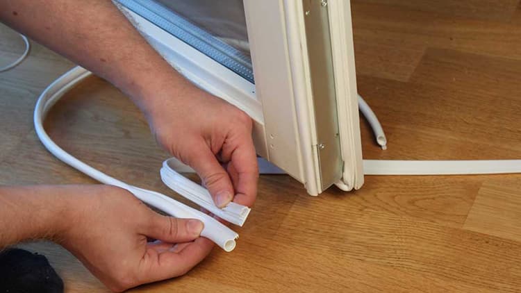 <p data-block-key="vu7t1">2. Esimerkkikuvissa vanha tiiviste oli niitattu paikoilleen. Uuden tiivisteen laitossa niittejä ei enää tarvittu koska lopputulos oli huomattavasti jäykempi.</p>