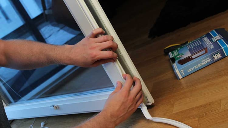 <p data-block-key="ek3gp">4. Uuden uratiivisteen asennus kannattaa aloittaa ylhäältä alaspäin, jolloin uratiiviste on helpompi painella sormilla uriin sisään. Uran väljyys saattaa vaihdella eri ikkunoiden / ovien välillä, kapeampi ura ei haittaa tiivistyksessä.</p>