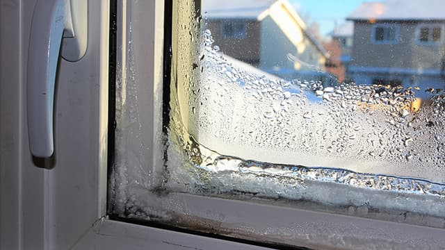 Vesi on jäätynyt ikkunan alaosaan