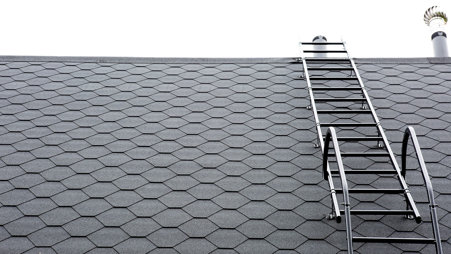 <p data-block-key="k59tr">Katolla työskennellessä muista aina käyttää turvavaljaita ja -köyttä. Kiinnitä turvaköysi esimerkiksi kattosiltaan tai lapetikkaisiin. Varmista että kattoturvatuote soveltuu turvaköyden kiinnityspisteeksi.</p>