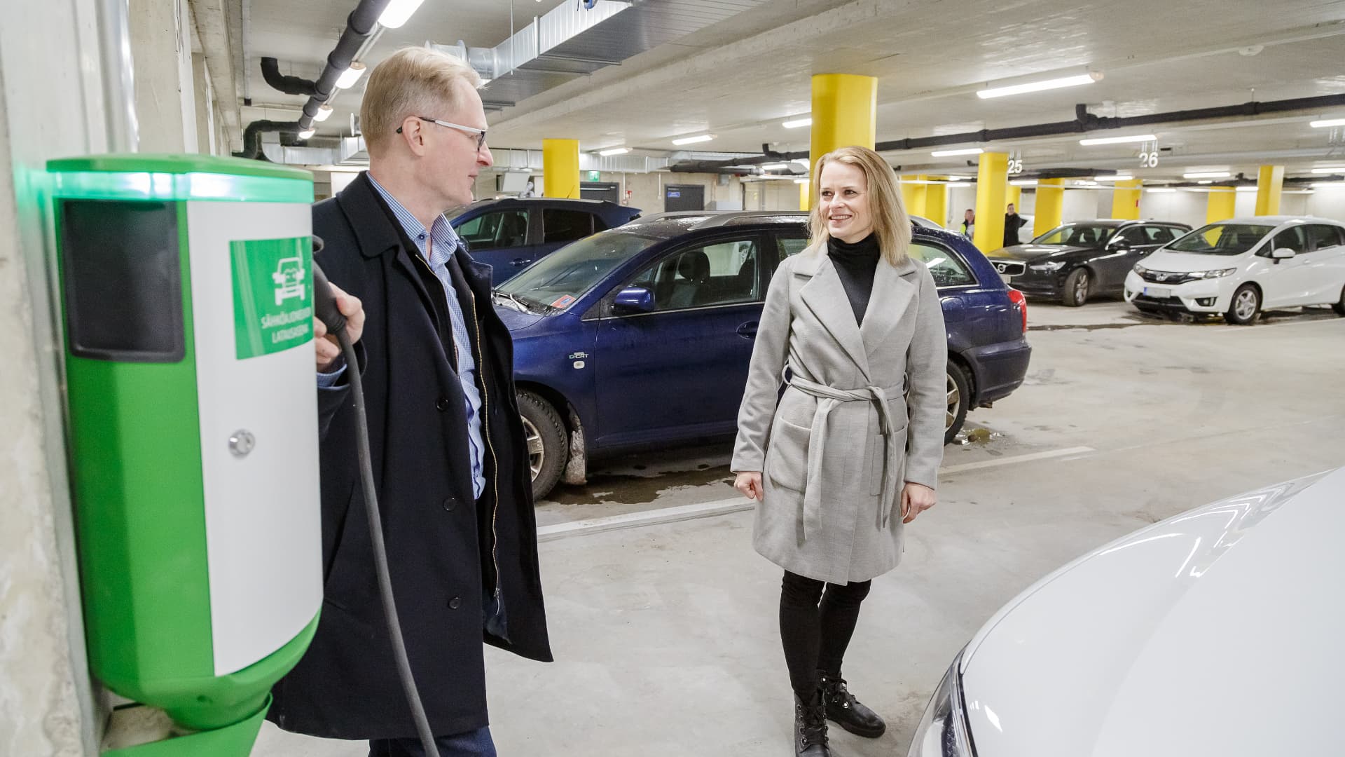 Lattakaapeli­järjestelmästä helppo ratkaisu latauspisteiden sähkönsyöttöön