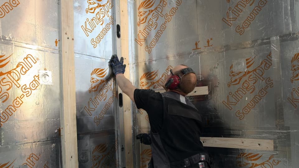 Sauna-Satu -eriste asennettuna saunan seinään, päälle kiinnitetään puuta paneloinnin kiinnitystä varten.