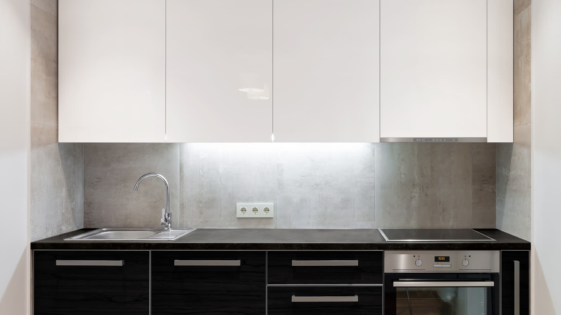 <p data-block-key="kf1xq">Keittiökaappiin sijoitetusta Vallox 51K MV:stä näkyy vain liesikuvun etupaneeli. Ilmanvaihdon ja kärynpoiston yhdistävä keittiöratkaisu sopii pieniin asuntoihin ja on tyylikkäästi poissa silmistä, mutta helppo käyttää ja huoltaa.</p>