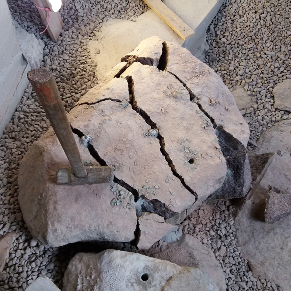 <p data-block-key="7pe1f">Poraukset kannattaa suunnitella niin, että kivi lohkeaa tarpeeksi pieniksi paloiksi, jolloin lohkareet on helppo kuljettaa pois.</p>