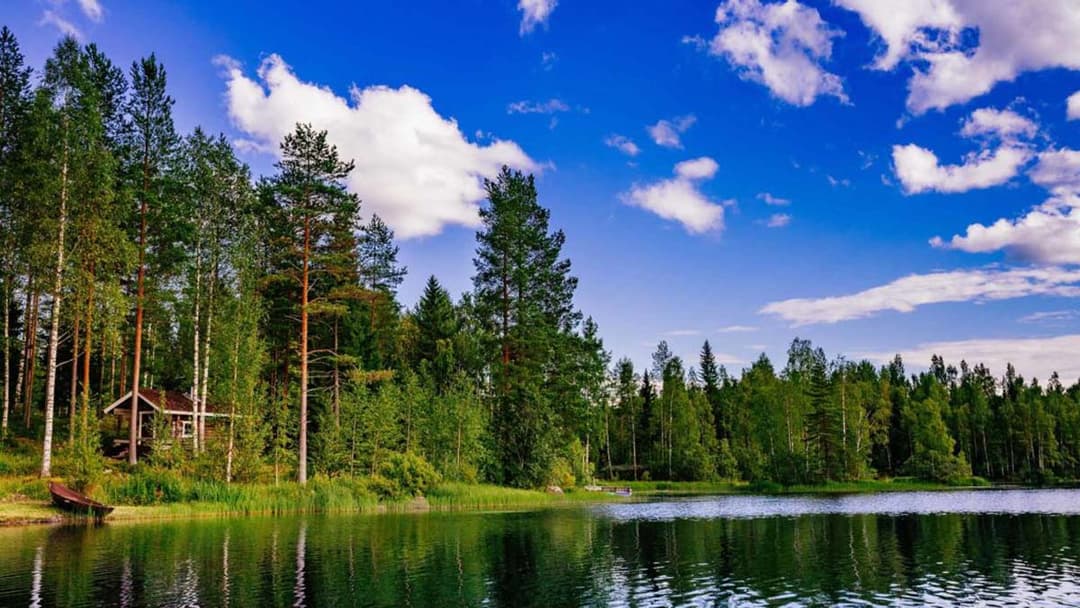 mökki järven rannalla