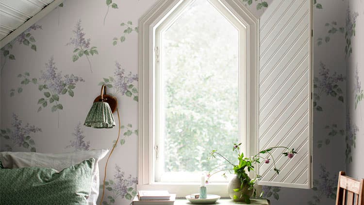 <p data-block-key="vrx3n">Väriskaala mummotapetissa voi olla myös vaalea, mutta kuosin koosta ja muhkeudesta ei tingitä. Kuvan tapetti: Borastapeter 7668 LILACS , ATV ja Värisilmä.</p>