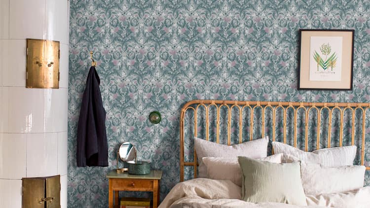 <p data-block-key="gvm0o">Rohkea tapettivalinta nostaa muun sisustuksen kauniisti esille. Kuvan tapetti: Borastapeter 7204 THISTLE, ATV ja Värisilmä.</p>