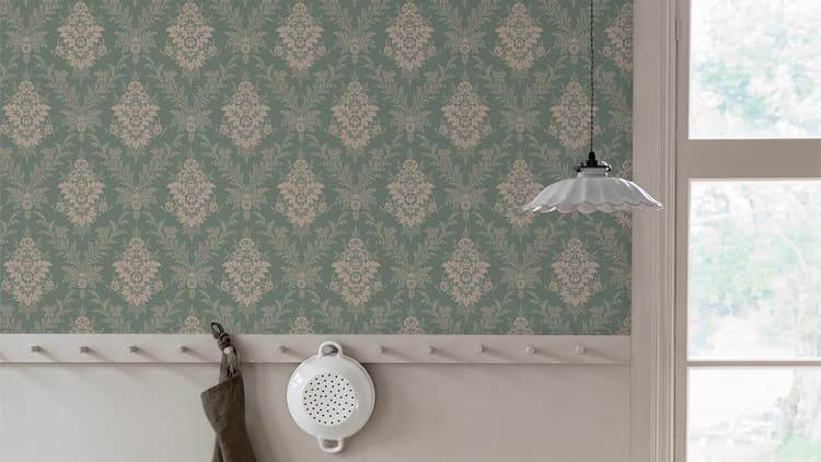 <p data-block-key="cikff">Kuviollinen tapetti korostaa puolipaneelia vanhassa keittiössä. Kuva tapetti: Borastapeter 4532 SOFIA, ATV ja Värisilmä.</p>