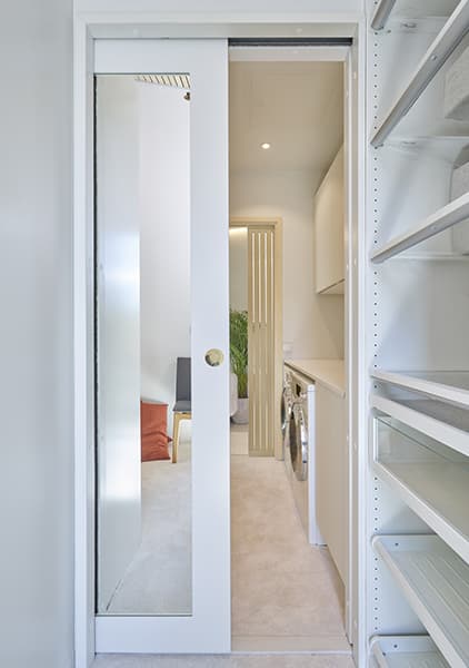 <p data-block-key="i0r9j">Valkoinen kuvastinpeiliovi Heijastus.</p>