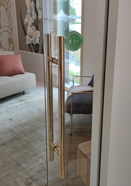 <p data-block-key="049sy">Liune-oviin voit valita myös upeat ja näyttävät ovenkahvat.</p>