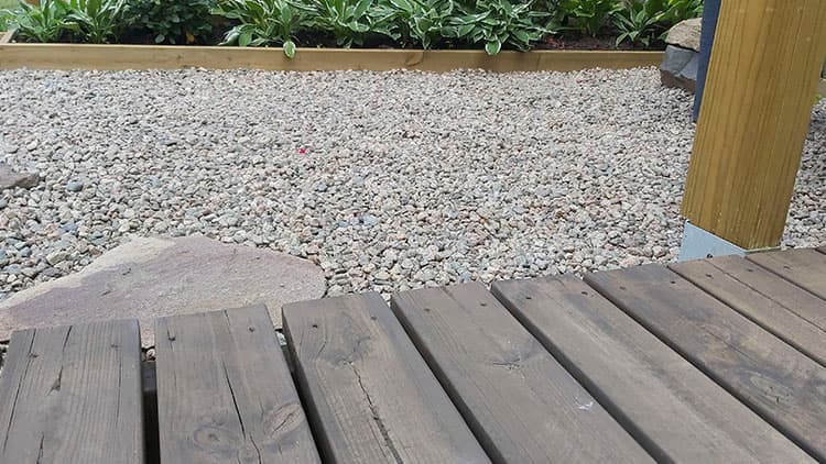 Miten terassi puhdistetaan ilman painepesuria tai pesuainetta?