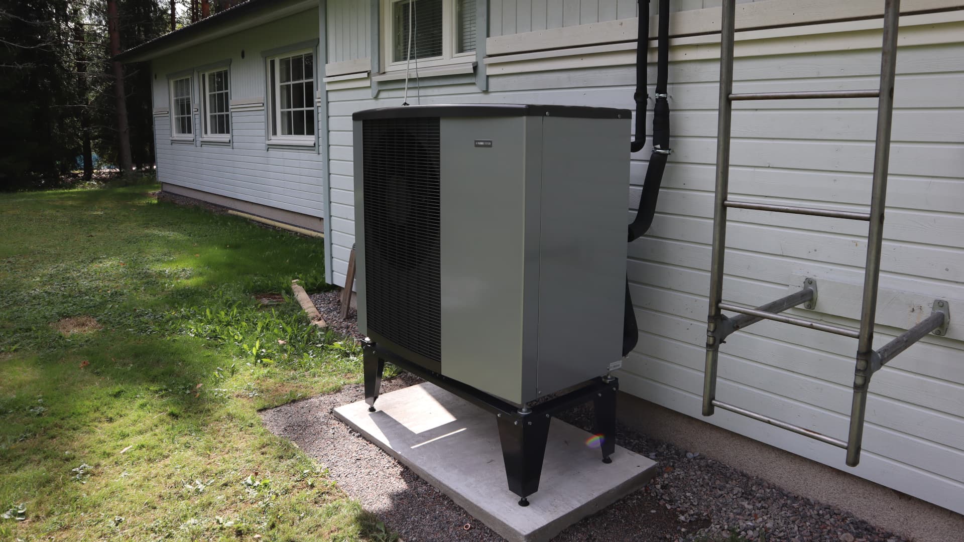 <p data-block-key="flx1m">Lämpöpumpun ulkoyksikkö seisoo tukevasti betonilaatan päällä. Hellström otti omaksi projektikseen betonilaatan valun, joka valmistui jo hyvissä ajoin ennen asennusta.</p>