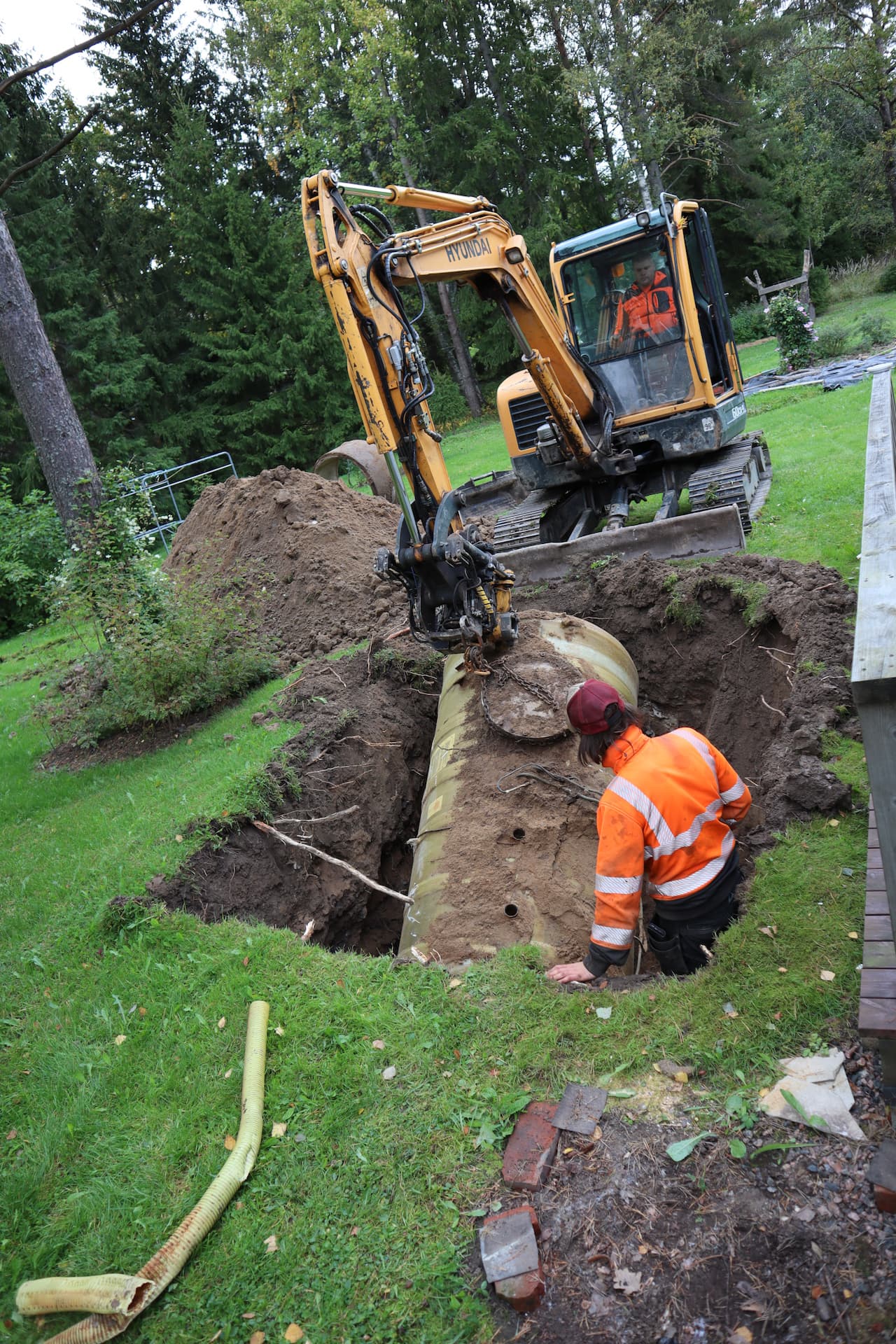 <p data-block-key="r1jdb">Maahan upotettu vanha öljysäiliö aiheutti huolta. Lämmitysremontin valmistuttua säiliö tyhjennettiin, puhdistettiin, kaivettiin ylös ja hävitettiin.</p>
