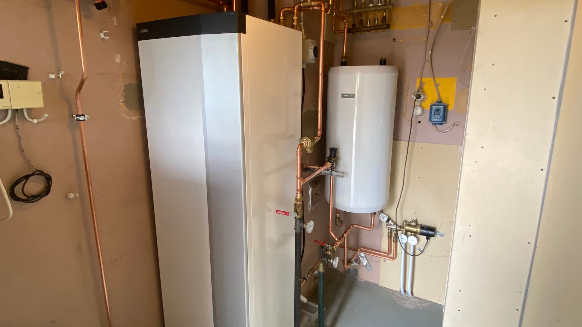 <p data-block-key="o7hyw">Entisestä pannuhuoneesta vapautui sopiva paikka uuden ilma-vesilämmitysjärjestelmän sisäyksikölle ja puskurivaraajalle.</p>