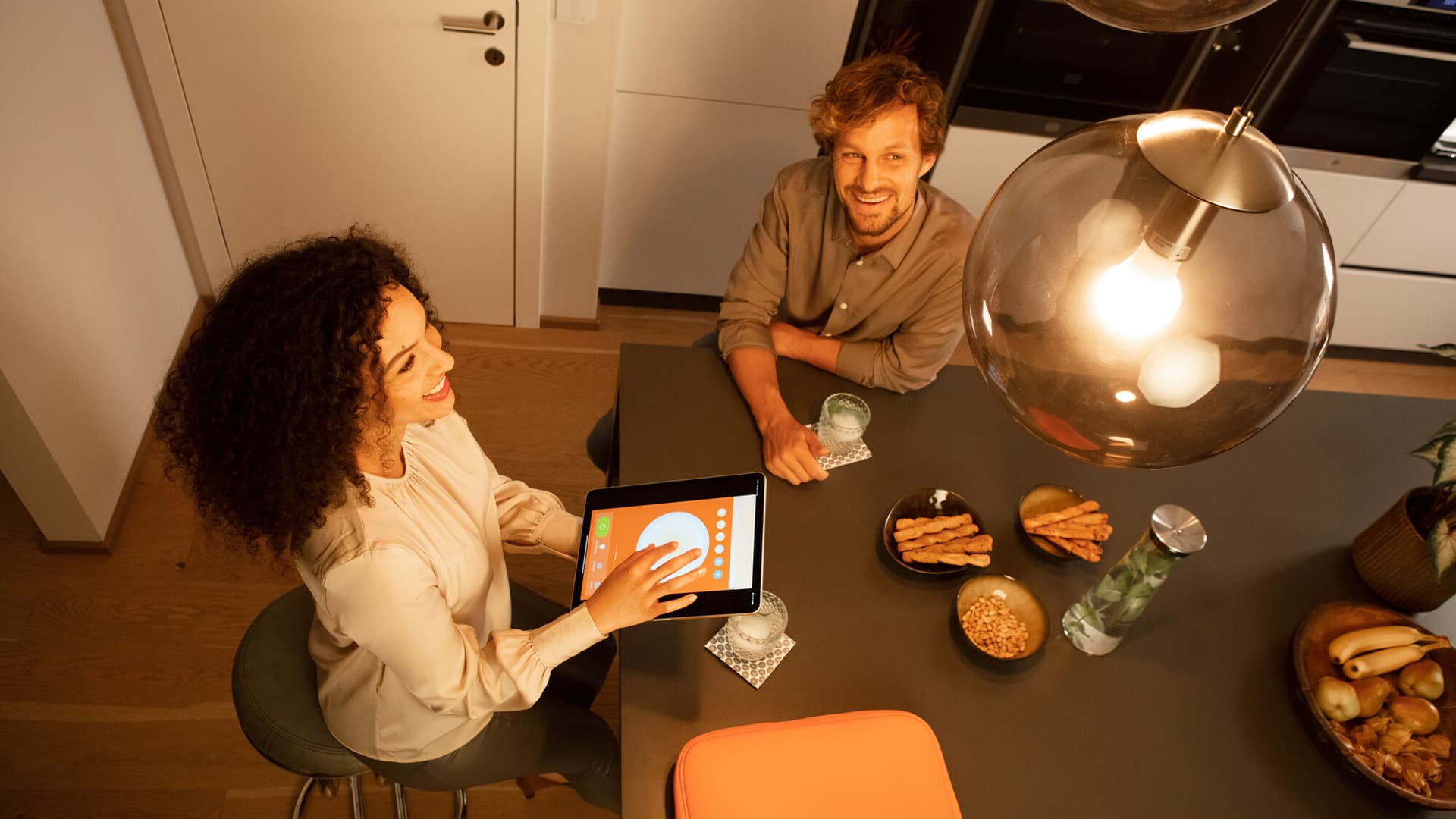 SUN@HOME-valaistusta voit säätää helposti ja nopeasti joko maksuttomalla LEDVANCE SMART+ WiFi -sovelluksella tai ääniohjauksella.