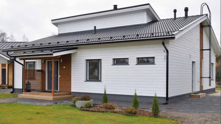 Energiatehokas valkoinen puutalo kesällä