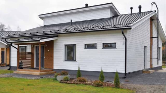 Energiatehokas valkoinen puutalo kesällä