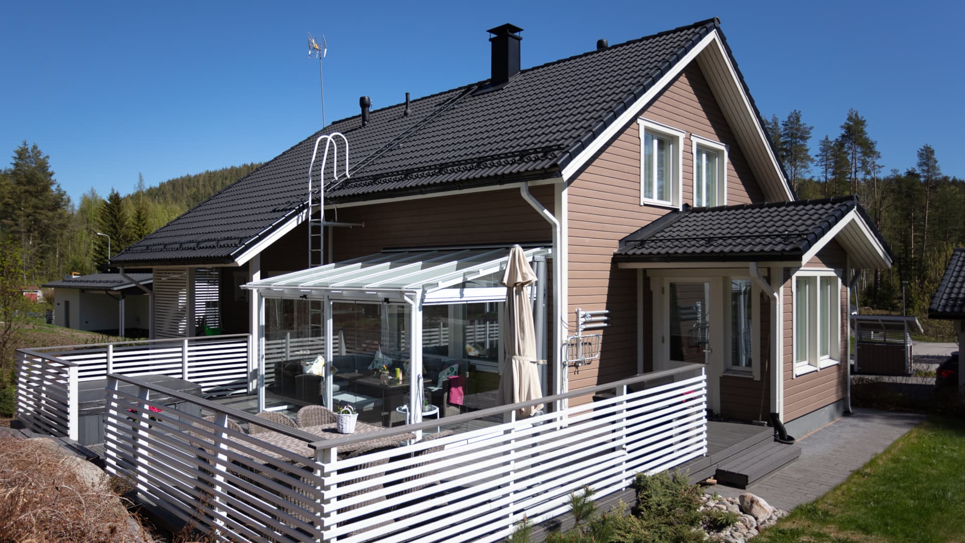 Lasiterassi raikastaa vanhankin talon ilmettä tyylikkäästi