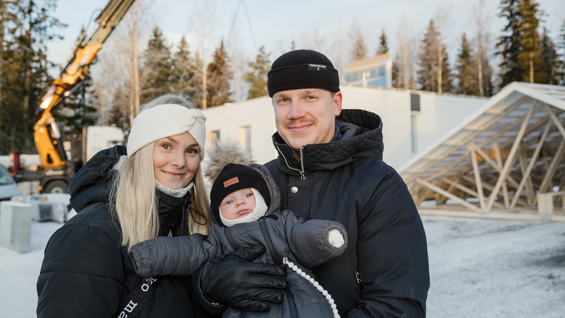 Hannukaisen perhe rakentaa kotia metsään rajoittuvalle tontille