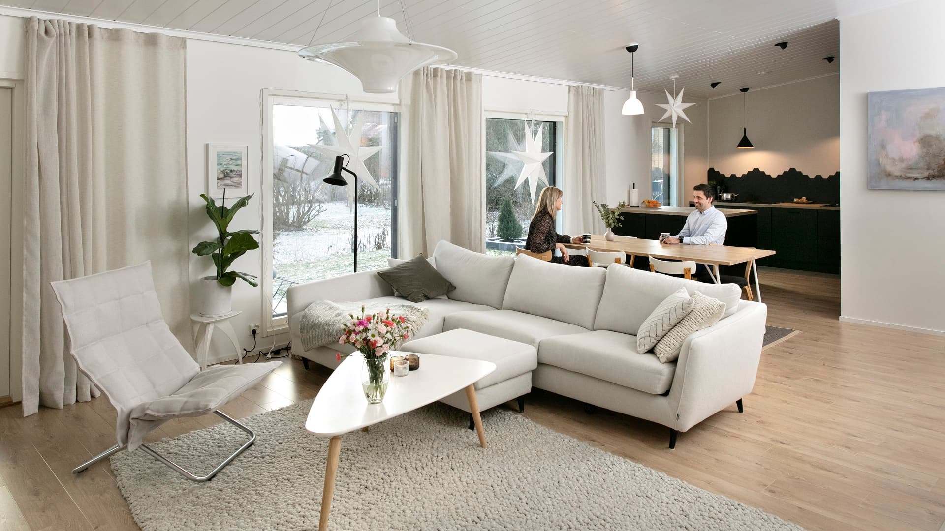 <p data-block-key="rt234">Lattiamateriaalina on laminaatti Vitality deluxe, väri natural varnished oak. (Kuva: Jaakko Lukumaa, Ysipallo Oy)</p>