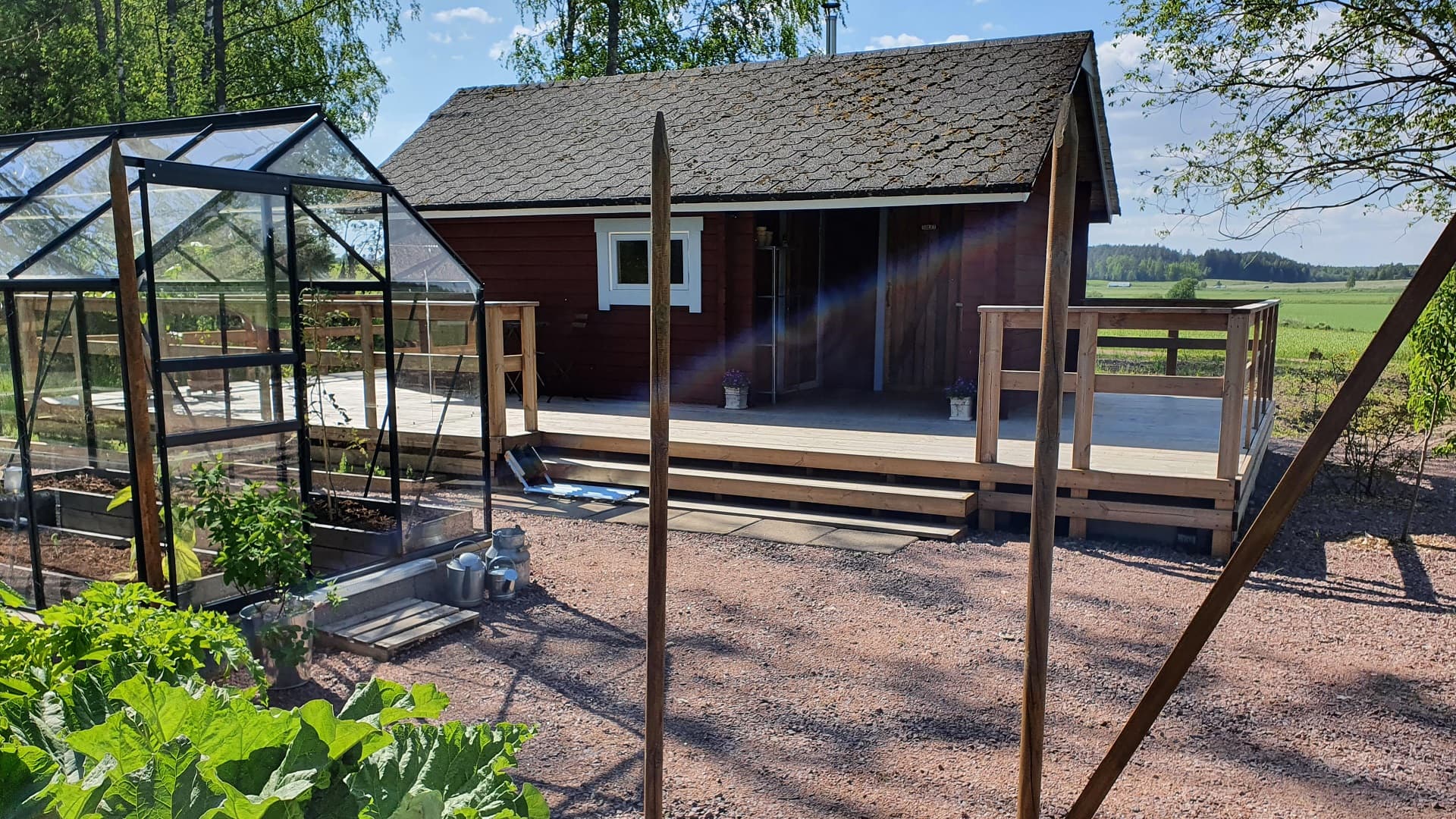 <p data-block-key="uh9ey">Puutarhassa on jo kasvihuoneen lisäksi perhosniitty ja hyötypuutarha, pieni viinitarha ja monenlaisia puita ja pensaita. (Kuva: Christel Abborre ja Jukka Harmainen)</p>