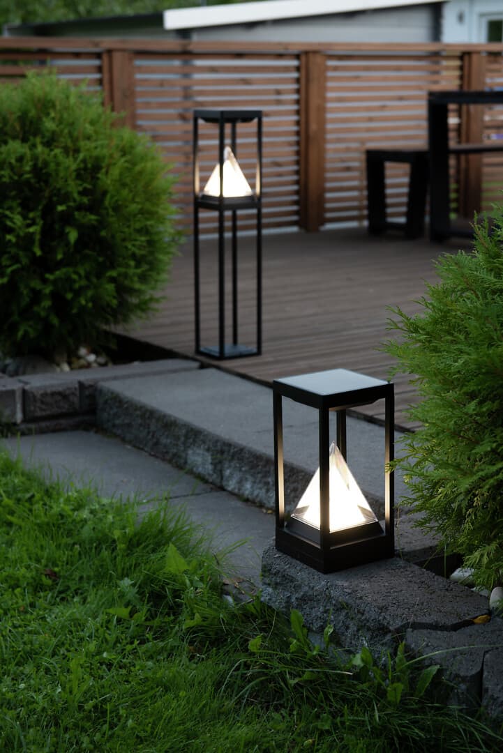 <p data-block-key="4ihww">Muotokieleltään moderni kokonaisuus tuo tyyliä terassille tai mökkipihaan. Tuotteissa on hämäräkytkin ja liiketunnistin. Pilar-sarjan tuotteisiin voi ladata virtaa aurinkokennon lisäksi myös USB-kaapelilla.</p>