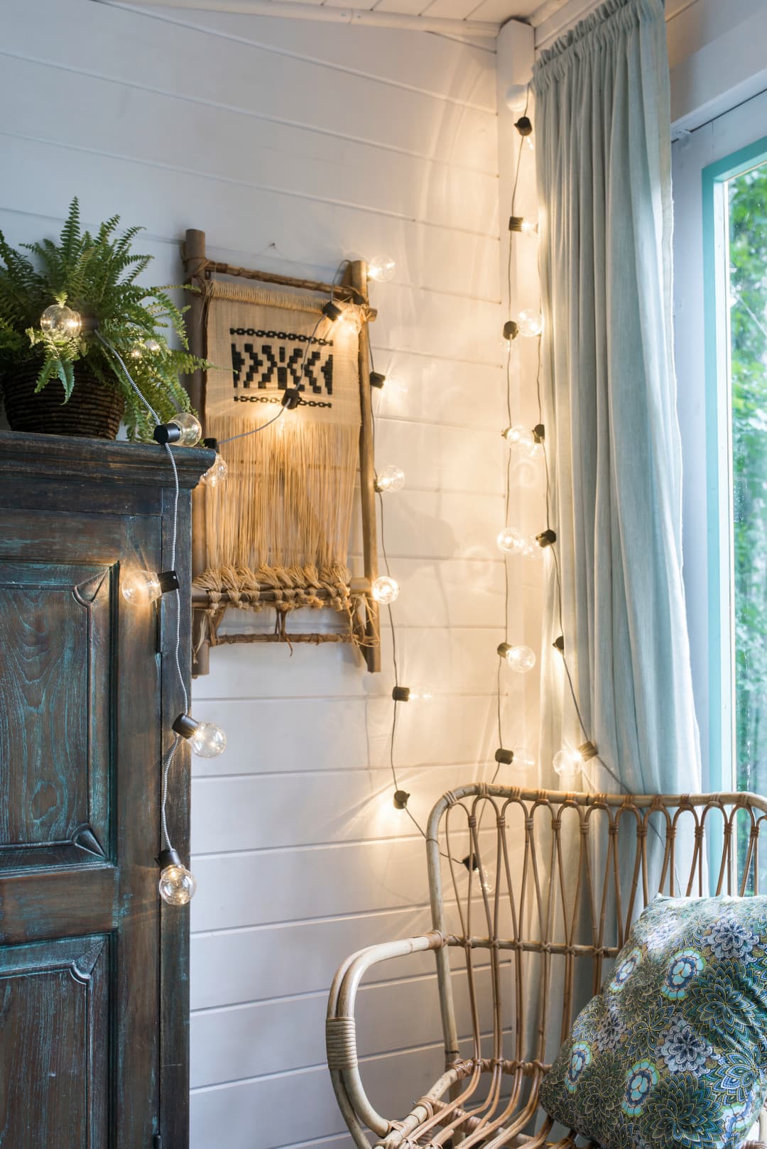 <p data-block-key="xev1m">Sisä- ja ulkokäyttöön soveltuvassa lamppusarjassa (IP44) on ilmeikäs mustavalkoinen johto.</p>