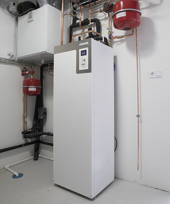 <p data-block-key="s61q0">Jämä Star RST Inverter on kompaktin kokoinen maalämpöpumppu, joka on varustettu kierroslukuohjatulla inverter-kompressorilla. Se mukautuu automaattisesti vastaamaan talon ja käyttöveden tehon tarvetta, jolloin saavutetaan optimaalinen hyötysuhde ympäri vuoden.</p>