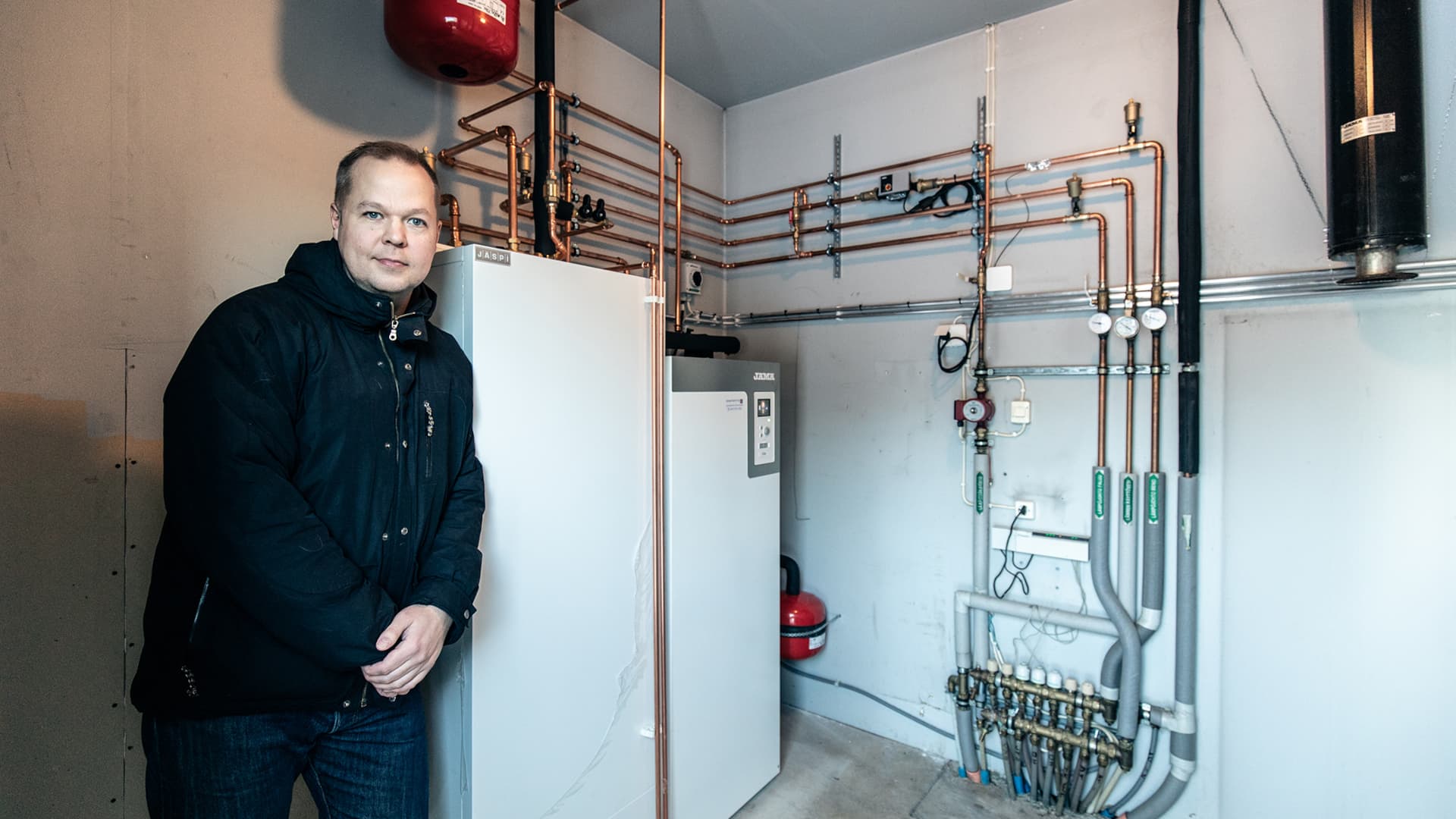 <p data-block-key="3gqb8">Johannes Laaksonen kertoo, että maalämmön valintaa puolsivat muun muassa lämmityskustannusten tuntuva pieneneminen, helppous ja huoltovapaus. Uudet laitteet sijoitettiin omakotitalon tekniseen tilaan, josta purettiin vanha öljykattila ja 2 000 litran sisäsäiliö.</p>