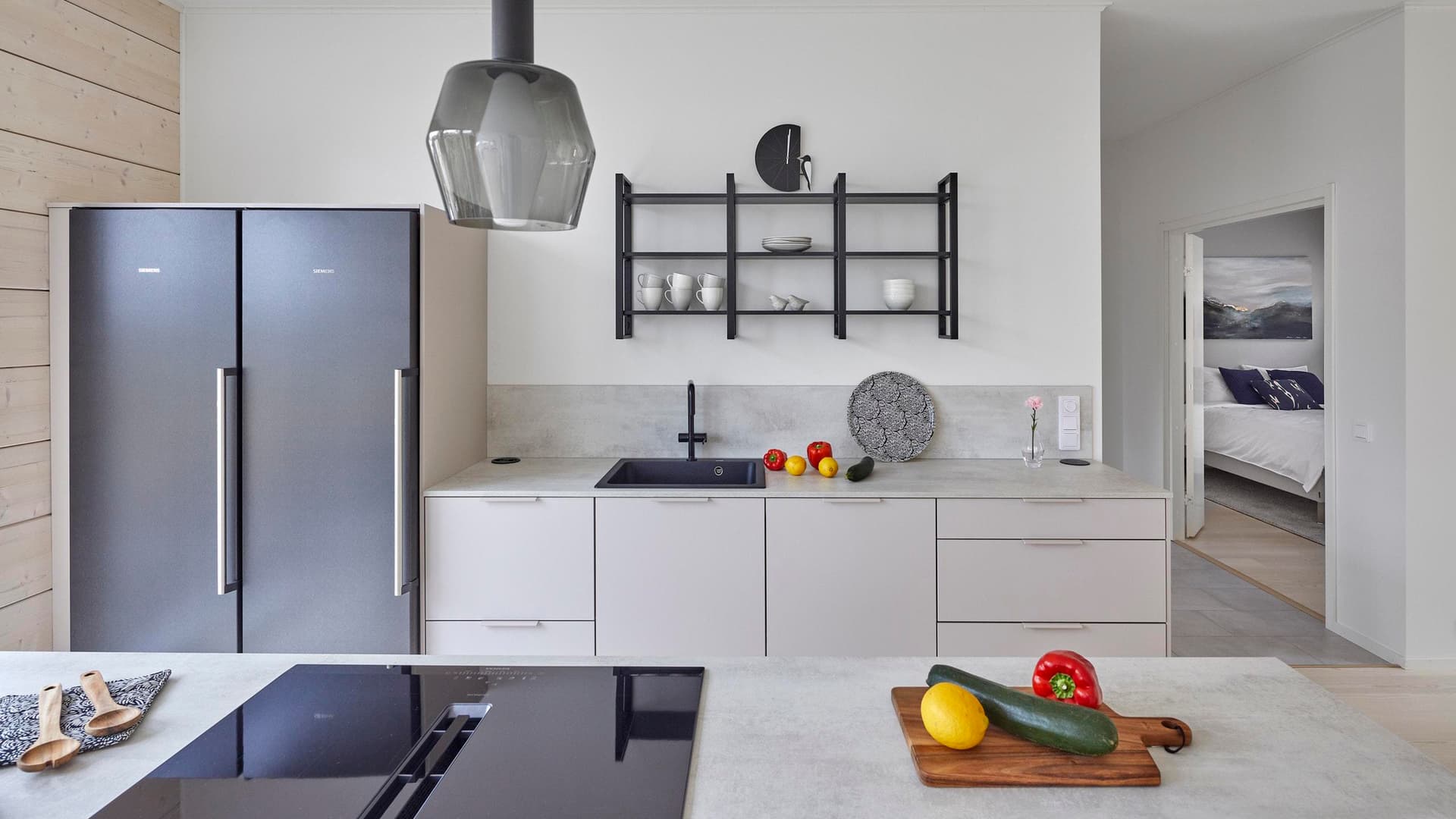 <p data-block-key="5cykx">Avoimen olokeittiön tyylikäs keittiösaareke tekee ruoanlaitosta helppoa ja saareke toimii myös kätevänä tarjoilupöytänä ruokailijoille.</p>