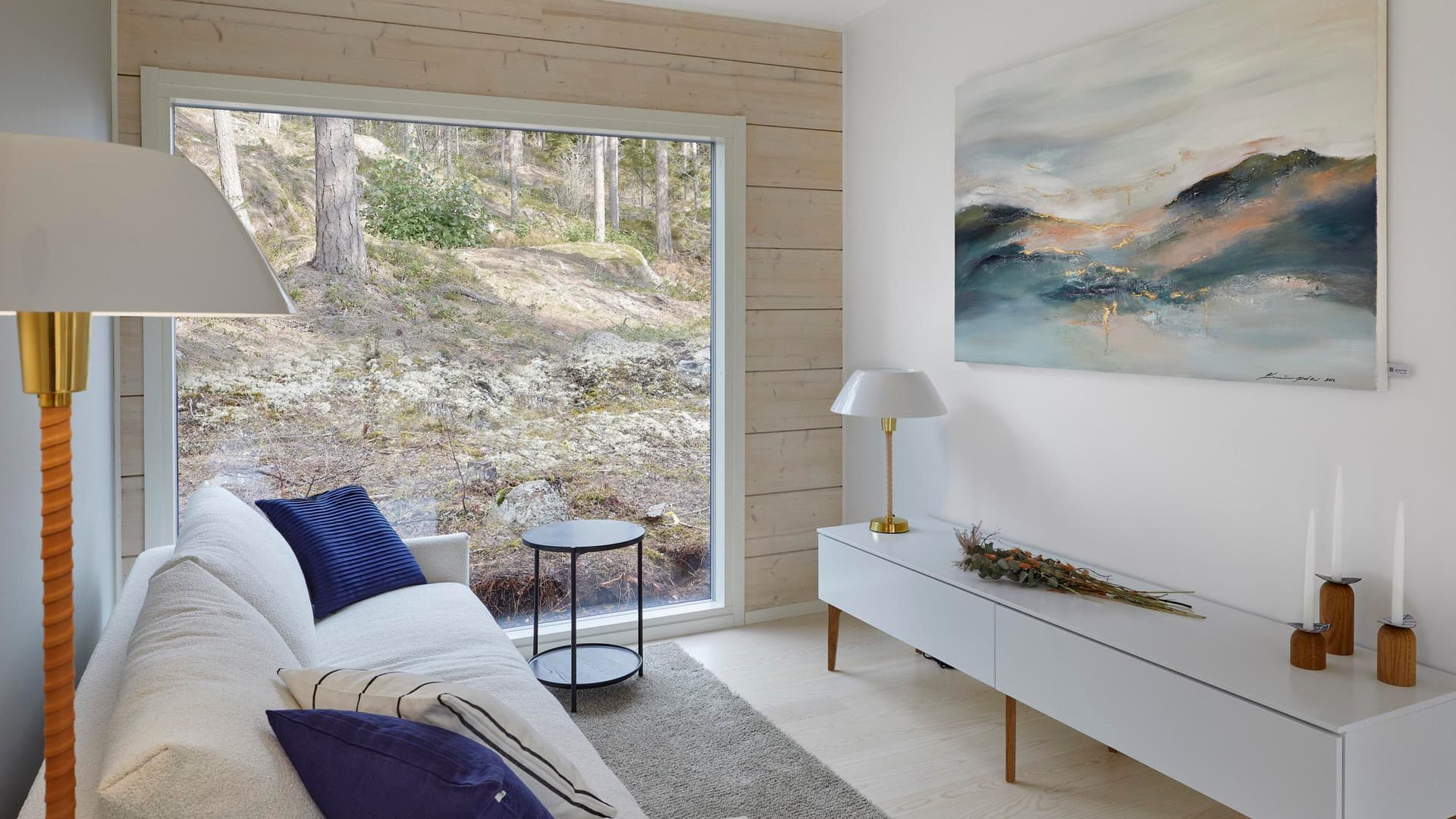 <p data-block-key="50udp">Taideteos seinällä ja taidetta ovat myös luonnon tuomat vivahteet ympäri vuoden isojen ikkunoiden kautta.</p>