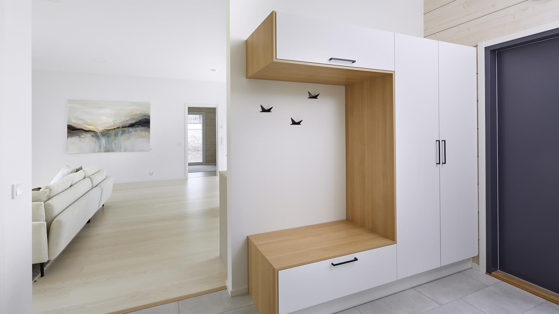 <p data-block-key="xaoiu">Kompaktiin eteistilaan on saatu hyvin kaappi- ja istumatilaa arkea helpottamaan.</p>