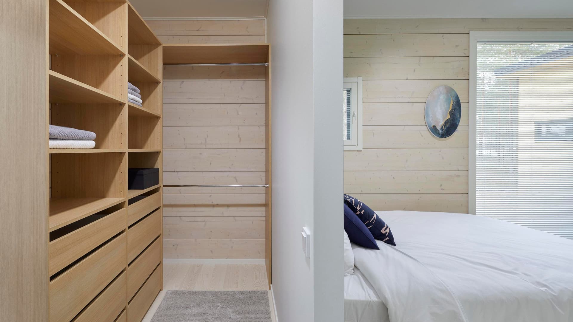 <p data-block-key="1y5lh">Päämakuuhuoneessa on tilava vaatehuone. Vaatehuone on kätevästi yhteydessä suoraan kodinhoitohuoneeseen.</p>
