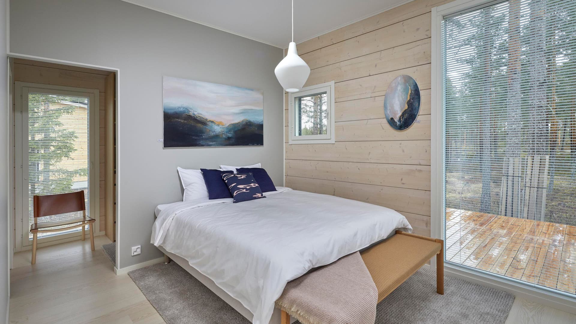 <p data-block-key="1lxtl">Luonnonvalo riittää monesti valaistukseksi makuu- ja vaatehuoneessa.</p>