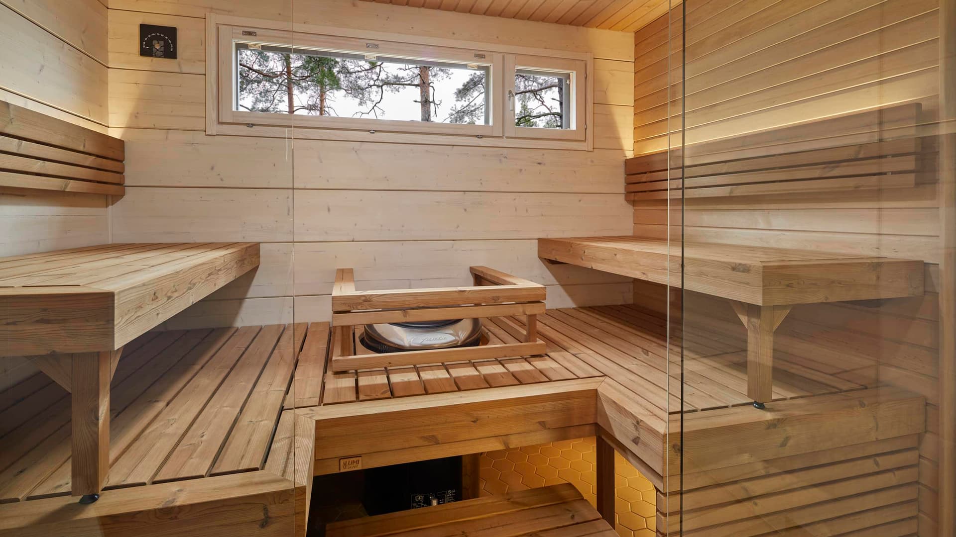 <p data-block-key="18r47">Saunatilassakin pääsee nauttimaan upeasta maisemasta.</p>