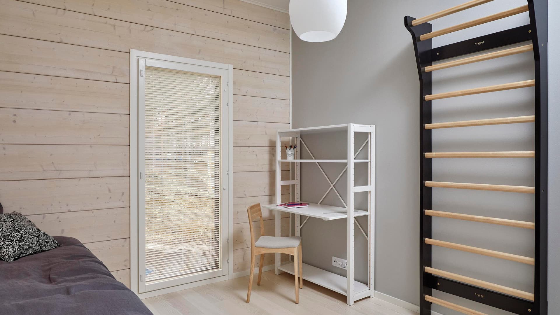 <p data-block-key="soo2z">Yksi kodin makuuhuoneista on helposti pyhitettävissä esimerkiksi työhuoneeksi tai harrastustilaksi.</p>