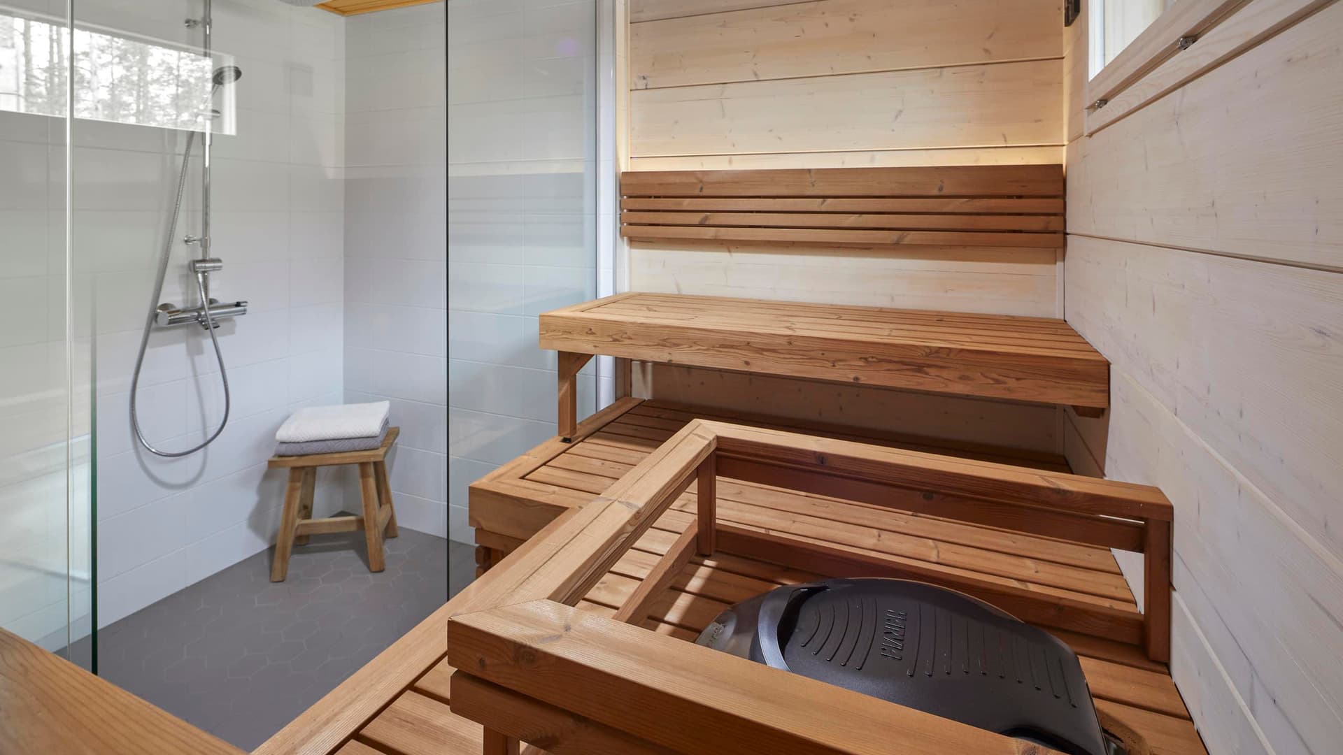<p data-block-key="j8n35">Kirkas lasiseinä luo keveyttä suihkutilan ja saunan yhteiseen tunnelmaan.</p>