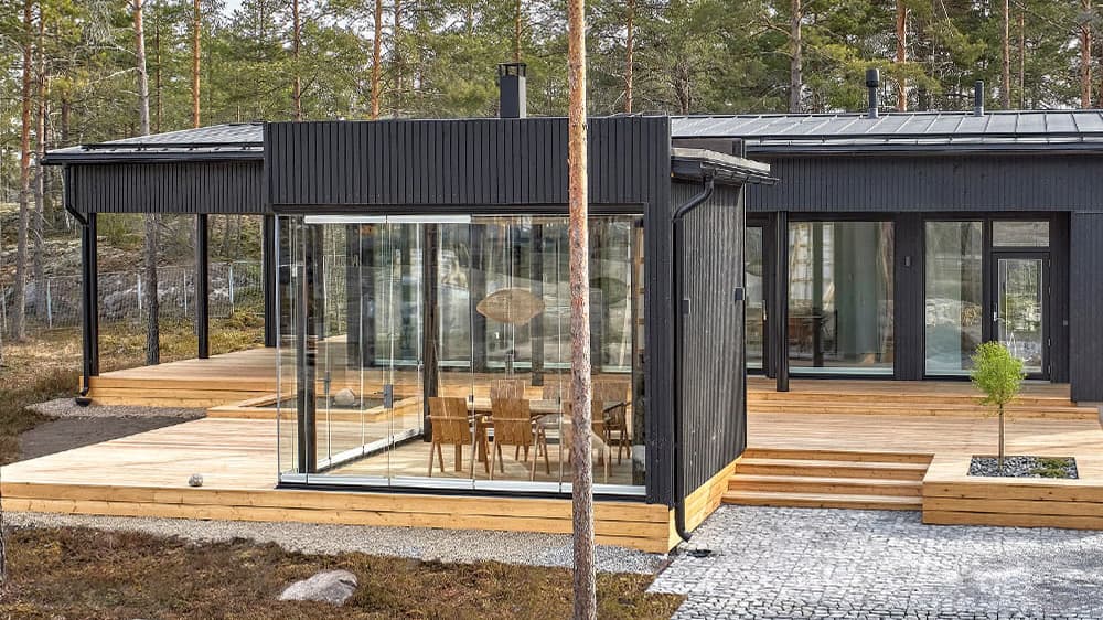 Avaruutta ja valoa suurilla ikkuna­pinnoilla - kansallis­maisema huoneen­tauluna