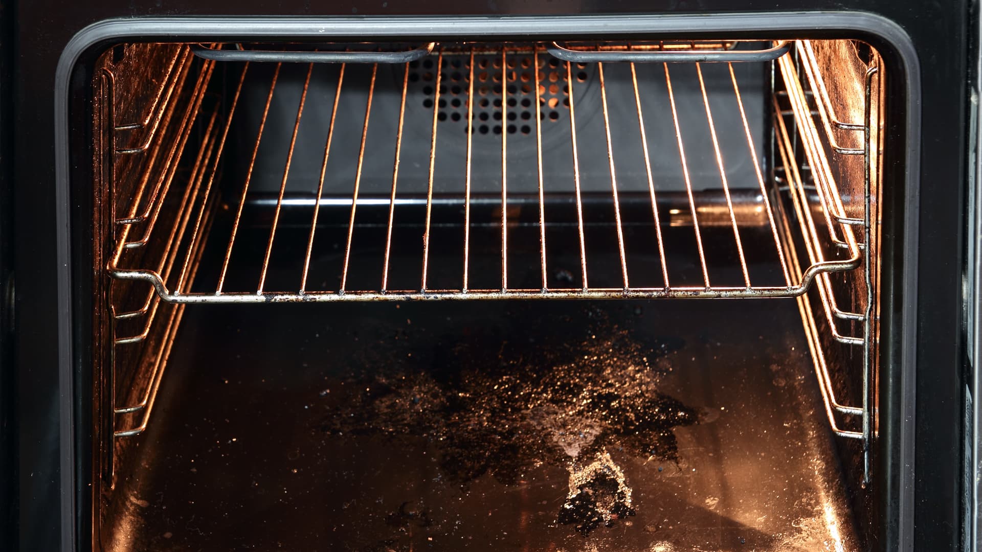 <p data-block-key="8ffcr">Rasva ja ruoantähteet voivat palaa lujasti kiinni uunin pintaan, erityisesti jos niitä ei huomaa puhdistaa heti. Puhdistukseen tarvitset uuninpuhdistusaineen tai -suihkeen, rätin ja hieman kärsivällisyyttä.</p>